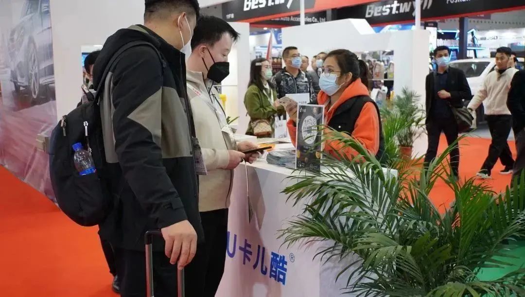 聚焦现场丨2023法兰克福汽配展,卡儿酷千份手册一日派空 聚焦现场丨2023法兰克福汽配展,卡儿酷千份手册一日派空
