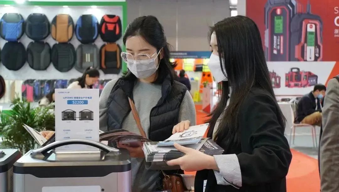 聚焦现场丨2023法兰克福汽配展,卡儿酷千份手册一日派空 聚焦现场丨2023法兰克福汽配展,卡儿酷千份手册一日派空