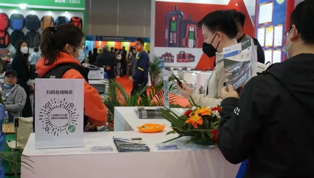 聚焦现场丨2023法兰克福汽配展,卡儿酷千份手册一日派空 聚焦现场丨2023法兰克福汽配展,卡儿酷千份手册一日派空