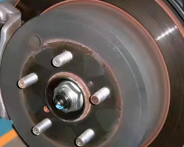 刹车盘有凹槽需要更换吗? 刹车盘有凹槽需要更换吗?