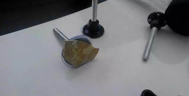 小哥参照网上教程修复汽车凹陷,修完后惨不忍睹 小哥参照网上教程修复汽车凹陷,修完后惨不忍睹