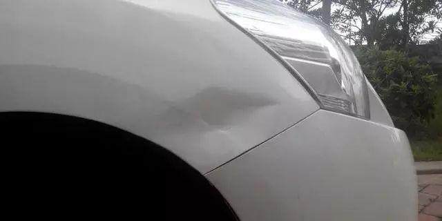 小哥参照网上教程修复汽车凹陷,修完后惨不忍睹 小哥参照网上教程修复汽车凹陷,修完后惨不忍睹