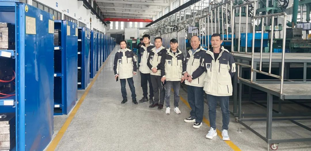 热烈欢迎两广优秀经销商来厂参观指导 热烈欢迎两广优秀经销商来厂参观指导