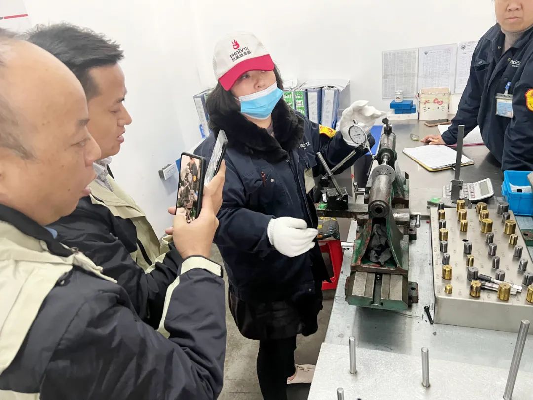 热烈欢迎两广优秀经销商来厂参观指导 热烈欢迎两广优秀经销商来厂参观指导