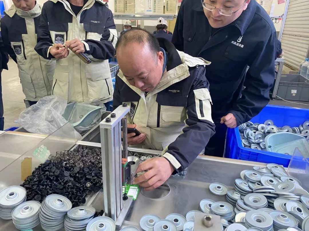 热烈欢迎两广优秀经销商来厂参观指导 热烈欢迎两广优秀经销商来厂参观指导