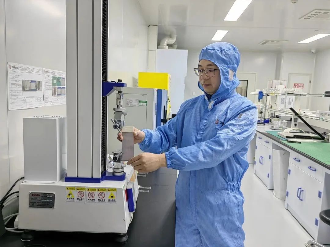 时和人 | 坚守质检岗位,守护高端汽车膜制造品质保障 时和人 | 坚守质检岗位,守护高端汽车膜制造品质保障