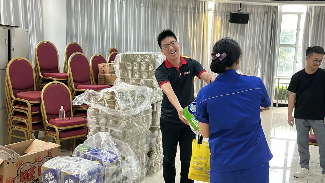 【公司福利】好顺科技为寿星员工送上祝福与礼物 【公司福利】好顺科技为寿星员工送上祝福与礼物