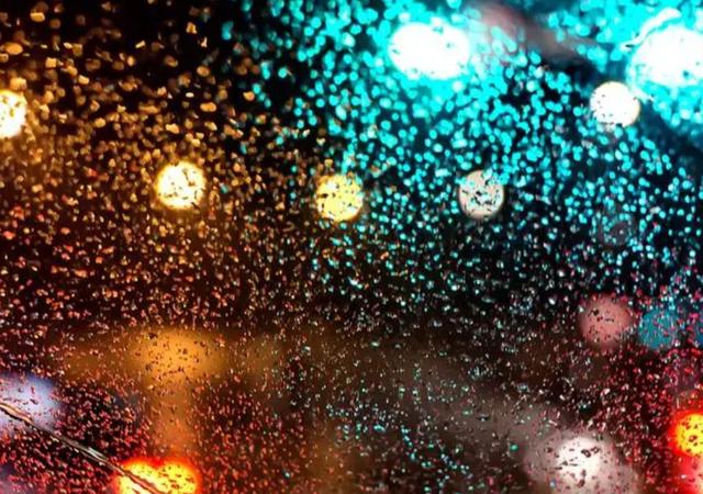 雨天两边玻璃窗都是水，根本看不见后视镜怎么办？