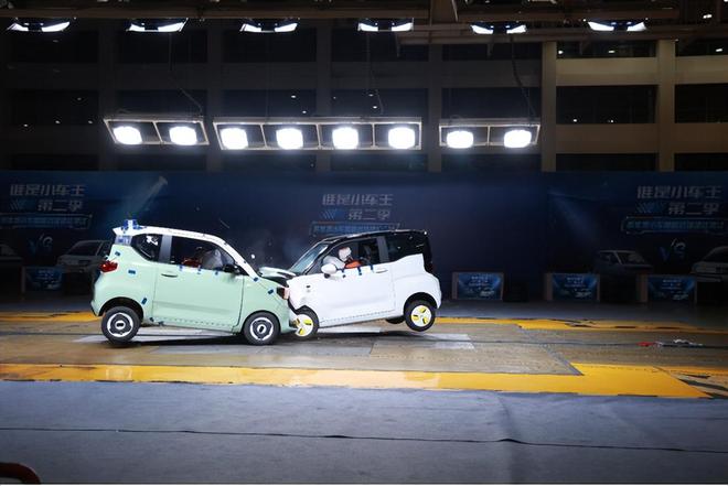 小车对撞!某冰淇淋VS某MINI EV谁是小车王? 小车对撞!某冰淇淋VS某MINI EV谁是小车王?