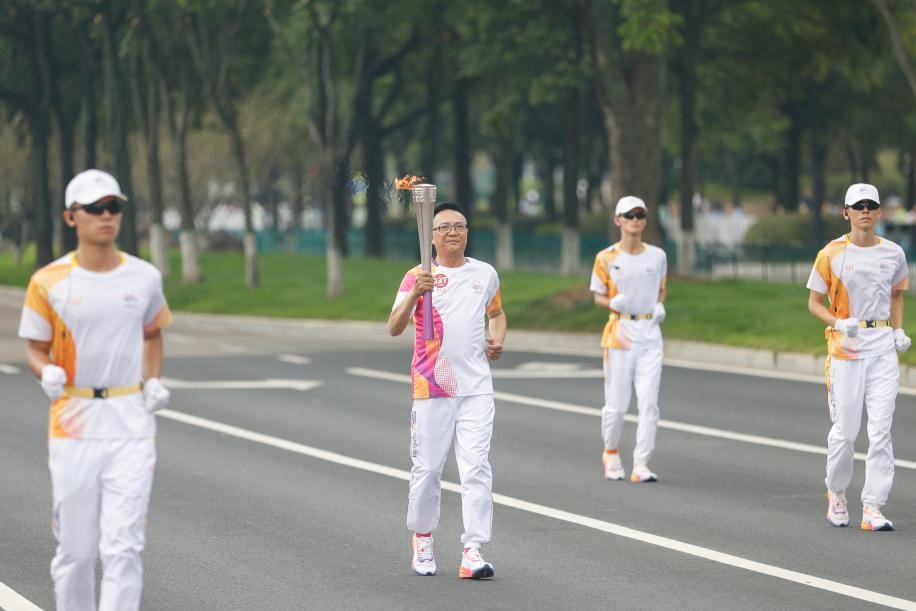 标榜荣耀 | 标榜公司董事长邹尚宏,参加第19届杭州亚运会火炬传递 标榜荣耀 | 标榜公司董事长邹尚宏,参加第19届杭州亚运会火炬传递