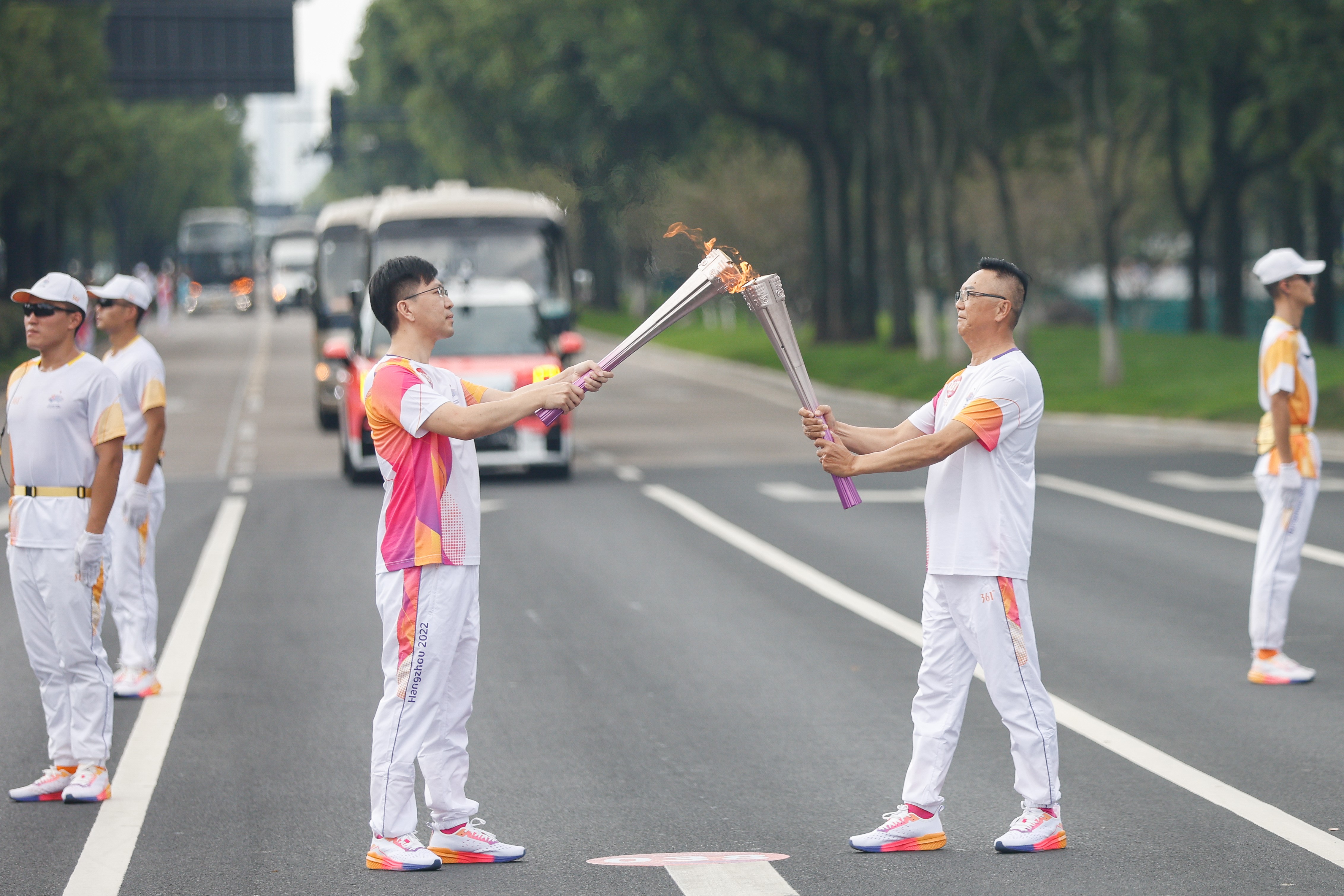 标榜荣耀 | 标榜公司董事长邹尚宏,参加第19届杭州亚运会火炬传递 标榜荣耀 | 标榜公司董事长邹尚宏,参加第19届杭州亚运会火炬传递