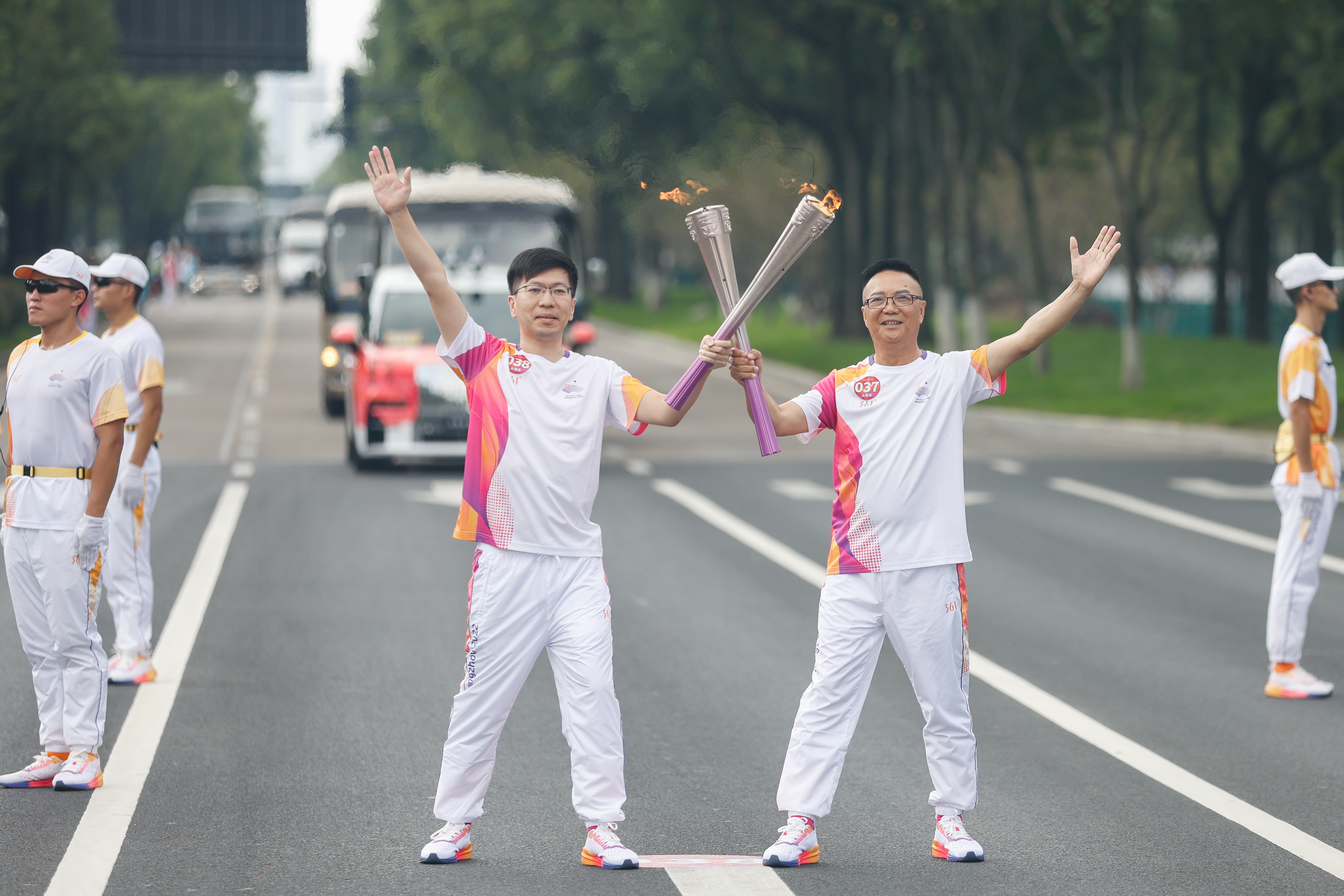 标榜荣耀 | 标榜公司董事长邹尚宏,参加第19届杭州亚运会火炬传递 标榜荣耀 | 标榜公司董事长邹尚宏,参加第19届杭州亚运会火炬传递