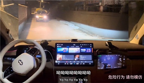 问界M7夜闯城中村小路 无标线也能自己开 问界M7夜闯城中村小路 无标线也能自己开
