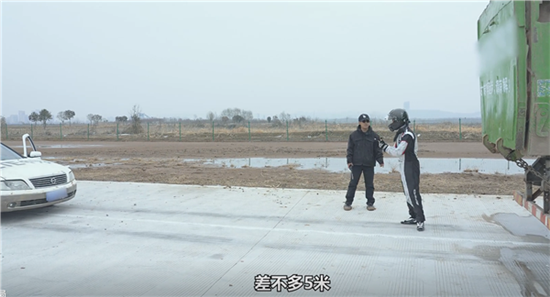 高速路遇紧急情况该踩死刹车还是点刹 高速路遇紧急情况该踩死刹车还是点刹