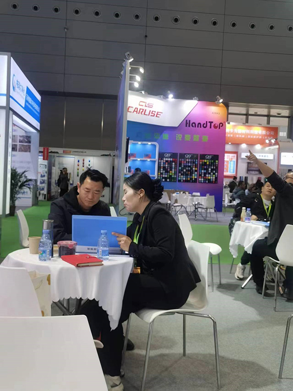保美驰TPU喷涂车衣亮相汽车改装展,引领行业新风尚 保美驰TPU喷涂车衣亮相汽车改装展,引领行业新风尚
