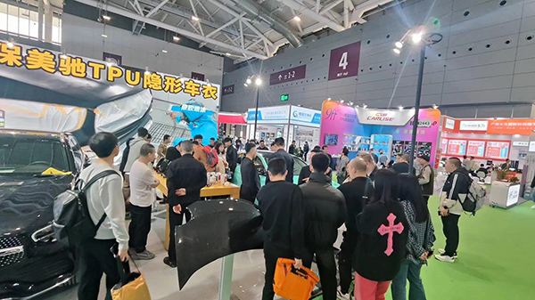 保美驰TPU喷涂车衣亮相汽车改装展,引领行业新风尚 保美驰TPU喷涂车衣亮相汽车改装展,引领行业新风尚