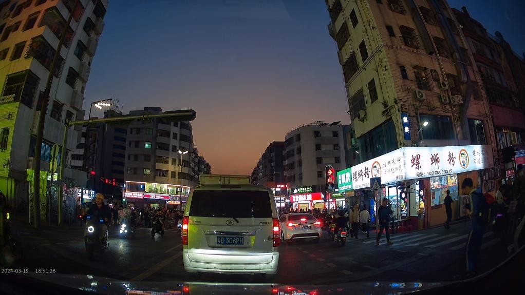 夜间行车更安心:探索黑光全彩技术的强大力量 夜间行车更安心:探索黑光全彩技术的强大力量