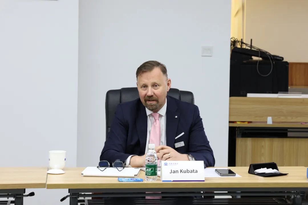 中机国际总经理张力会见捷克驻华大使馆经济参赞Adam Kupka一行 中机国际总经理张力会见捷克驻华大使馆经济参赞Adam Kupka一行