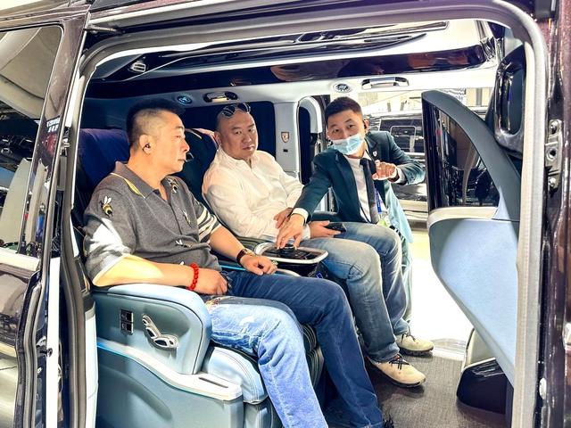 明星大咖、联名定制｜罗伦士北京车展落幕狂欢，至臻高定引爆眼球