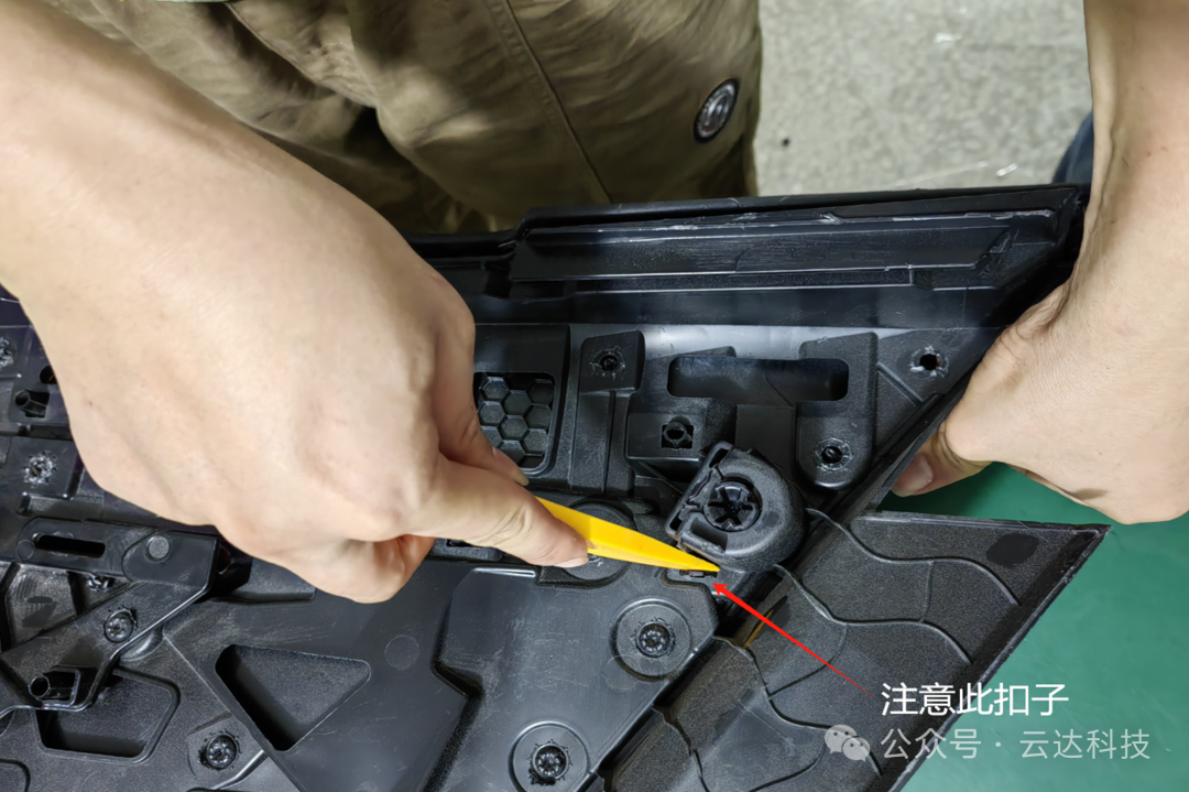宝马新5系G68后排水晶灯安装说明书 宝马新5系G68后排水晶灯安装说明书