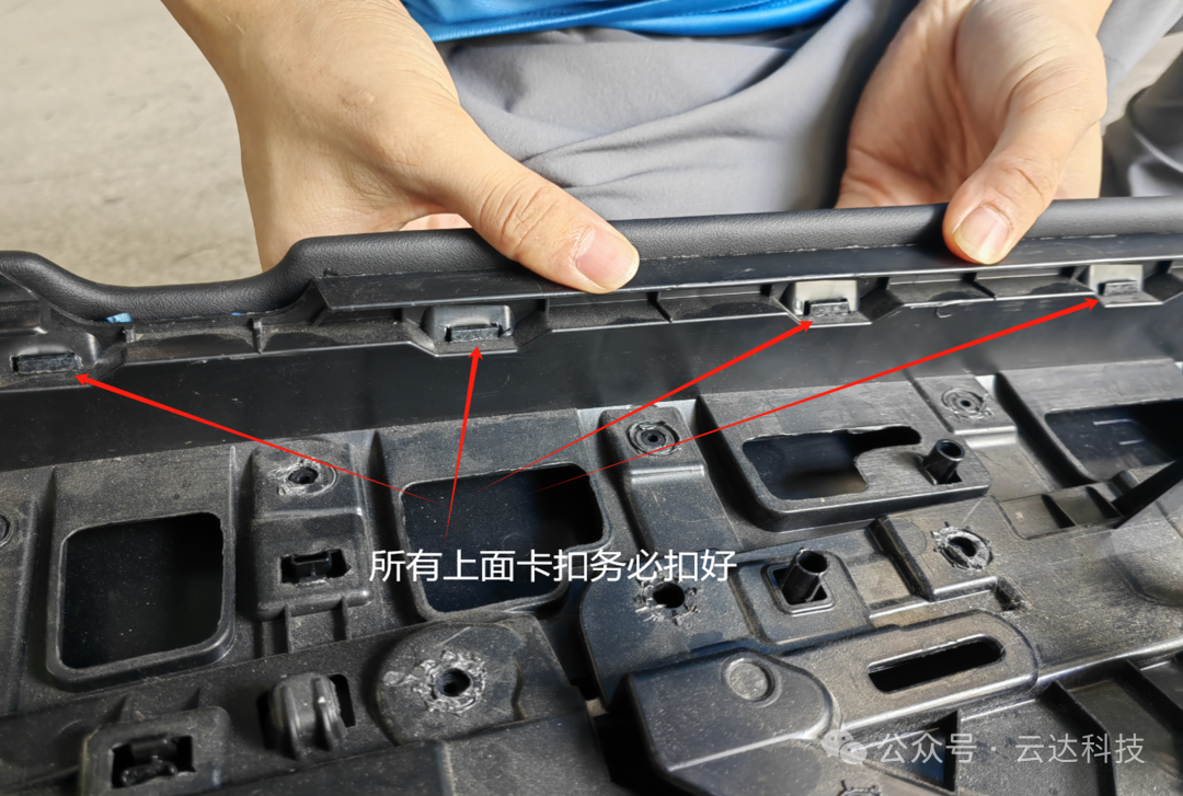 宝马新5系G68后排水晶灯安装说明书 宝马新5系G68后排水晶灯安装说明书