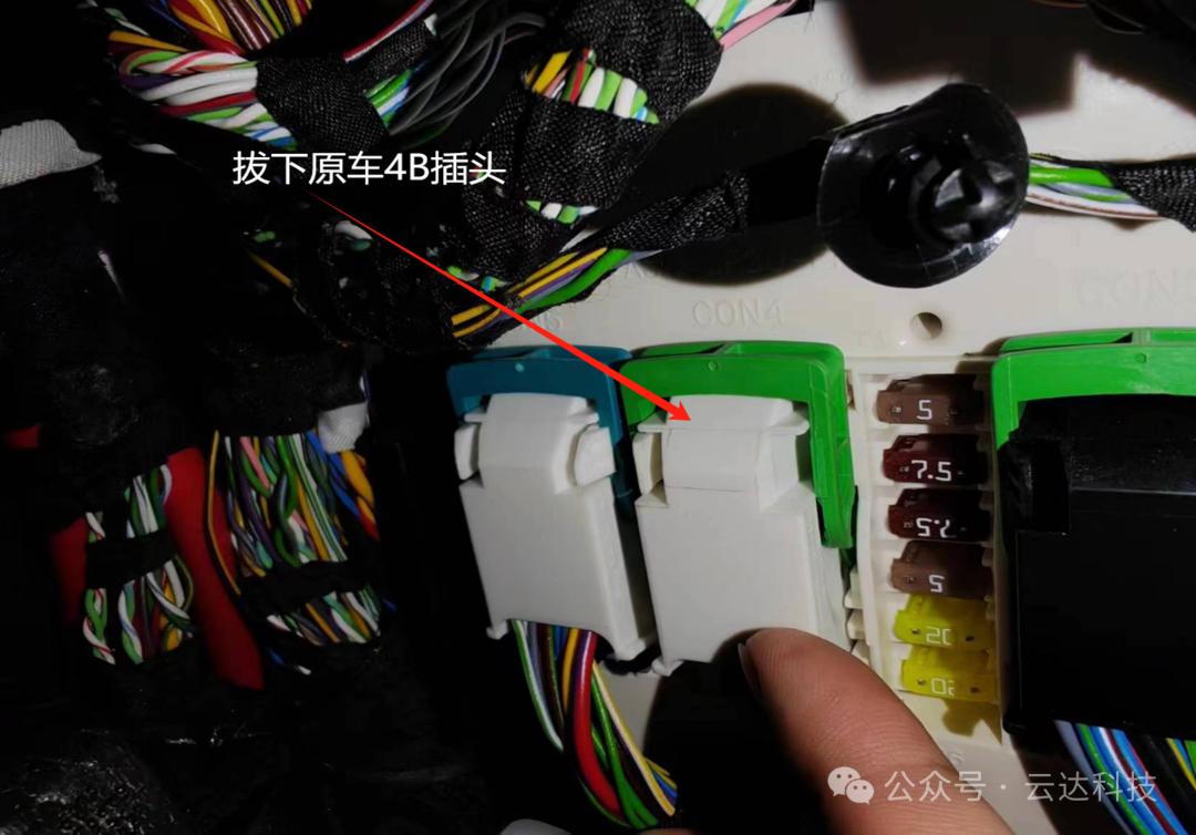 宝马新5系G68后排水晶灯安装说明书 宝马新5系G68后排水晶灯安装说明书