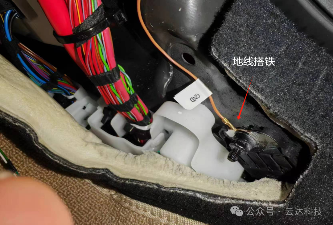 宝马新5系G68后排水晶灯安装说明书 宝马新5系G68后排水晶灯安装说明书