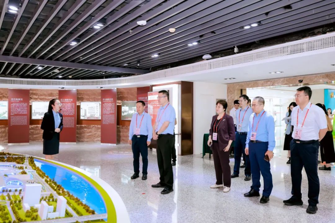 中机国际总经理张力陪同国机集团党委常委、副总经理周开荃调研广交会 中机国际总经理张力陪同国机集团党委常委、副总经理周开荃调研广交会