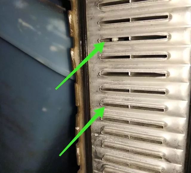 发动机水箱漏冷却液,奔弛车主检查维修失败 发动机水箱漏冷却液,奔弛车主检查维修失败