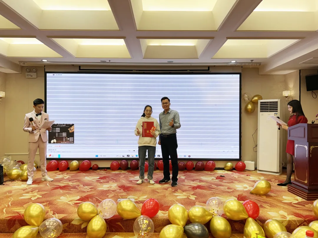 “不忘初心,向新而行”超境2025新春年会 “不忘初心,向新而行”超境2025新春年会