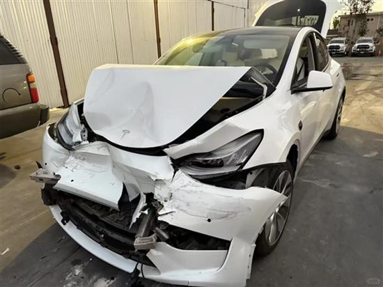 美国车友称特斯拉FSD撞车:弯道不减速 美国车友称特斯拉FSD撞车:弯道不减速