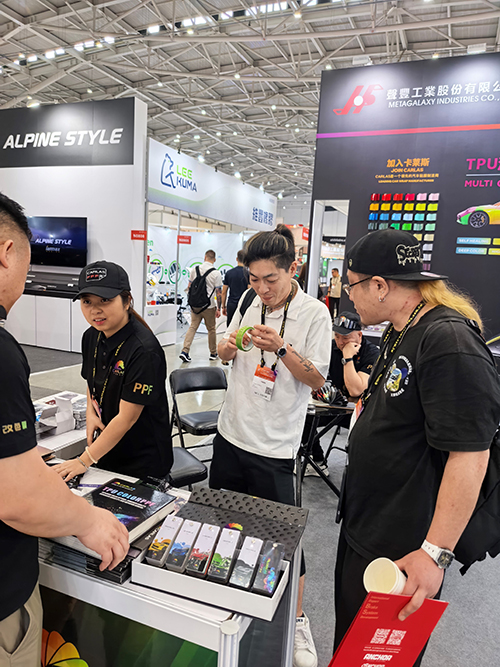 卡莱斯CARLAS携碳纤改色膜震撼亮相2025台湾汽车改装展! 卡莱斯CARLAS携碳纤改色膜震撼亮相2025台湾汽车改装展!